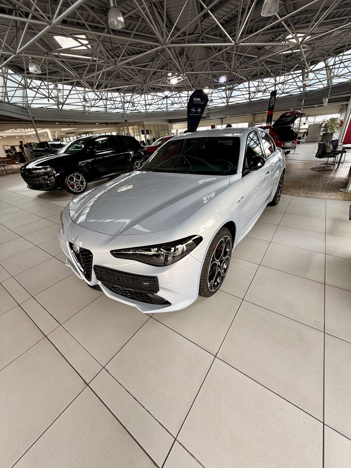 In Perla Lunare lackierter Alfa Romeo Giulia im Ausstellungssalon