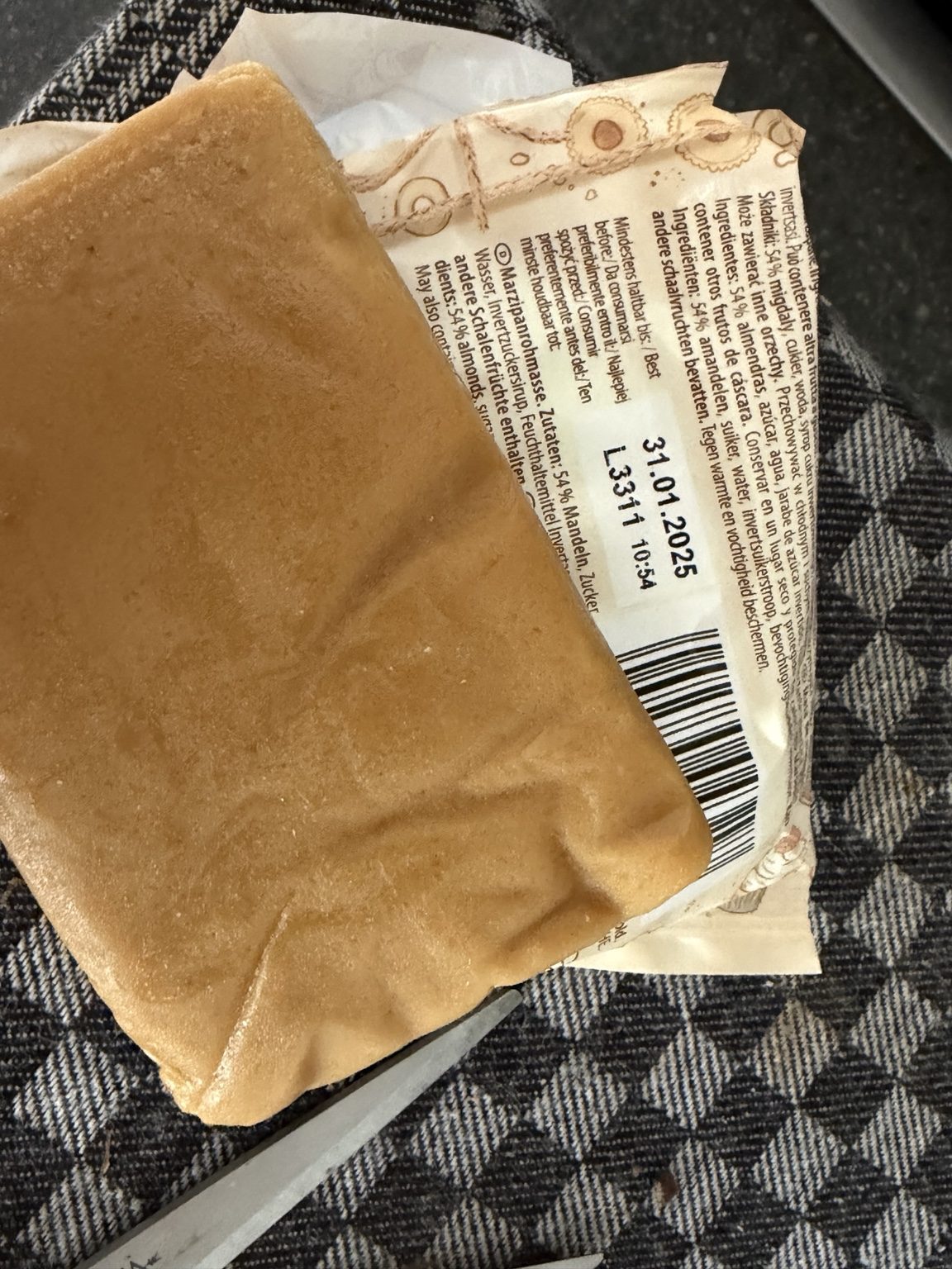 *Ich organisierte. Briemma wischte. Ich suchte das Marzipan