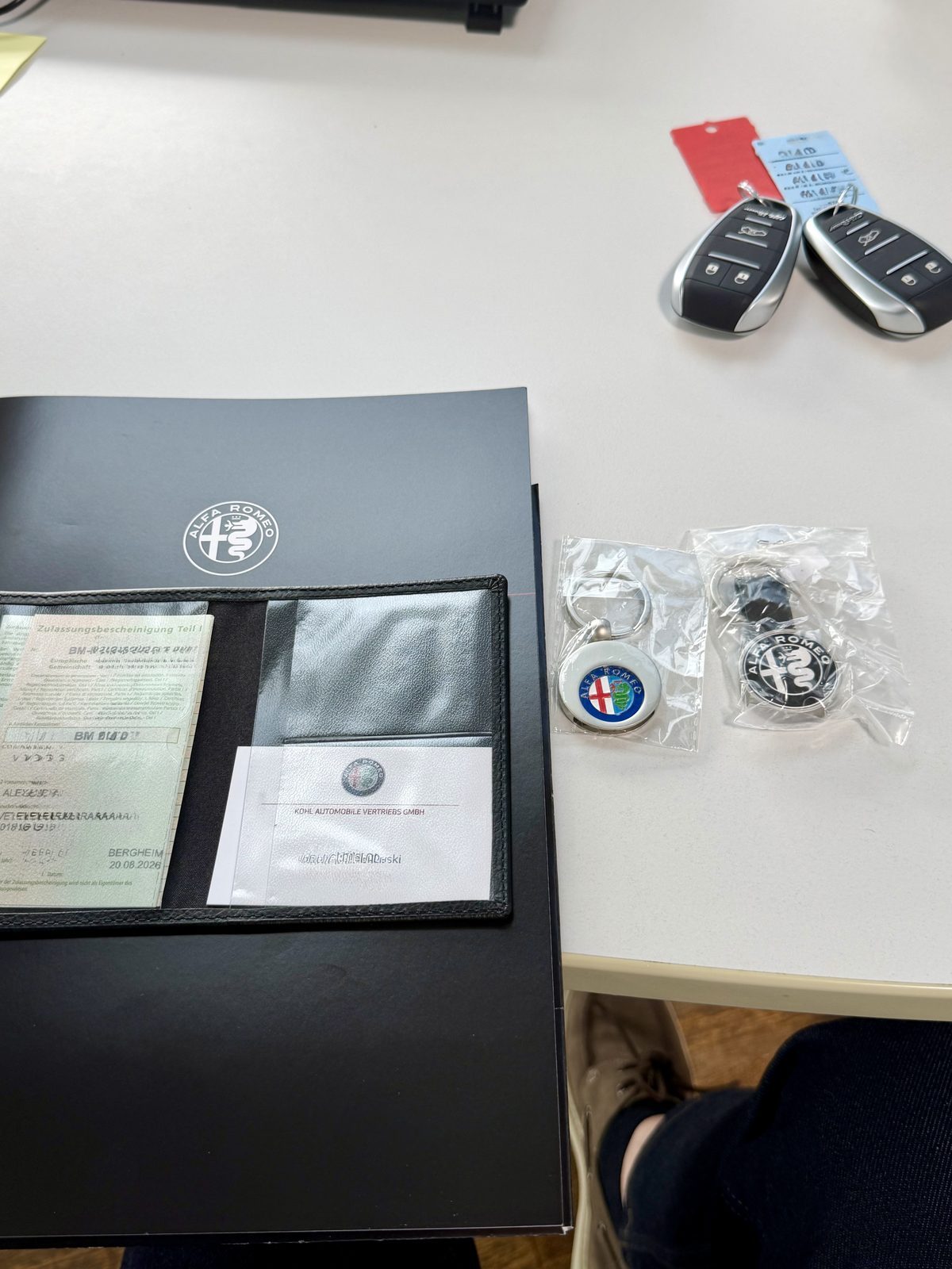 Alfa Romeo Auto Abnahme mit Schlüsseln und Dokumenten