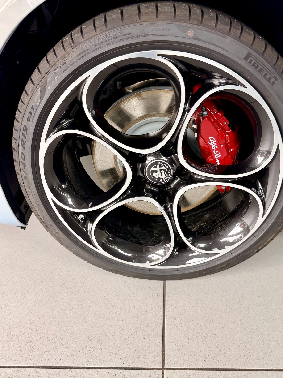 Alfa Romeo Rad mit rotem Bremssattel