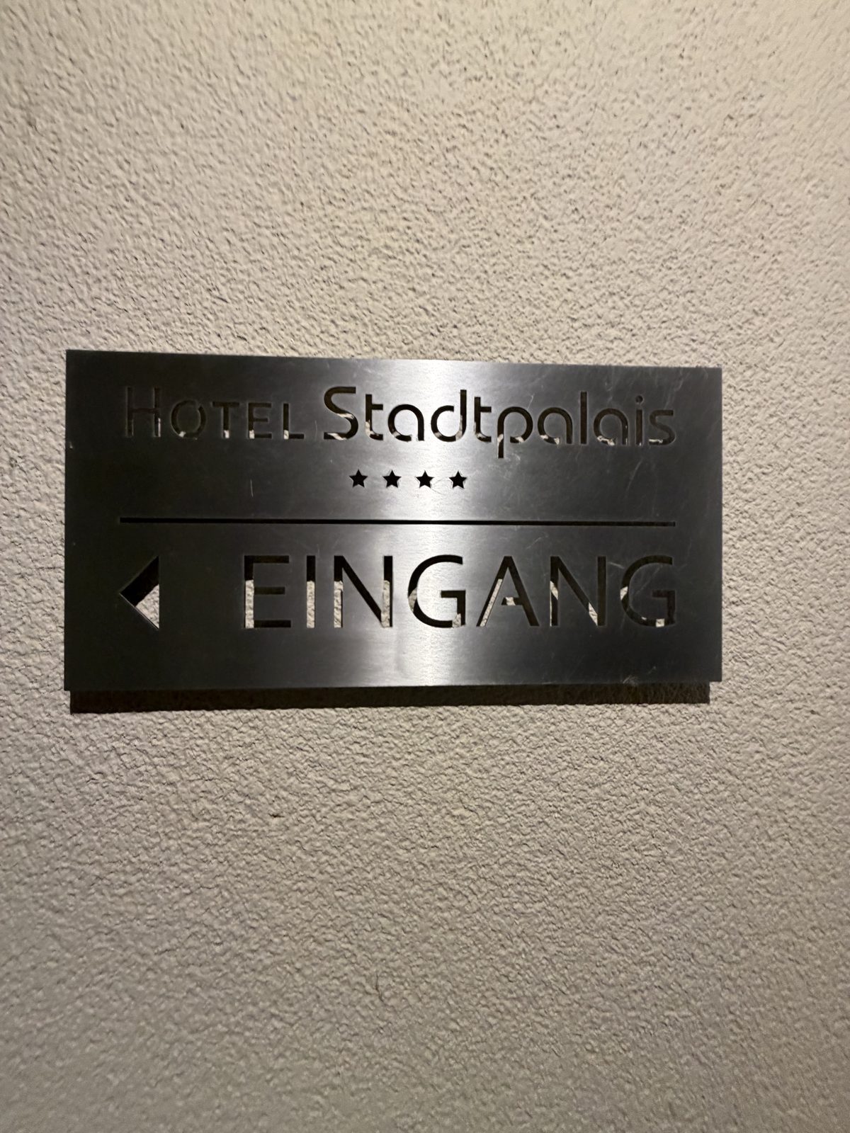 Das Hotel Stadtpalais in Köln Deutz begrüßt uns nüchtern