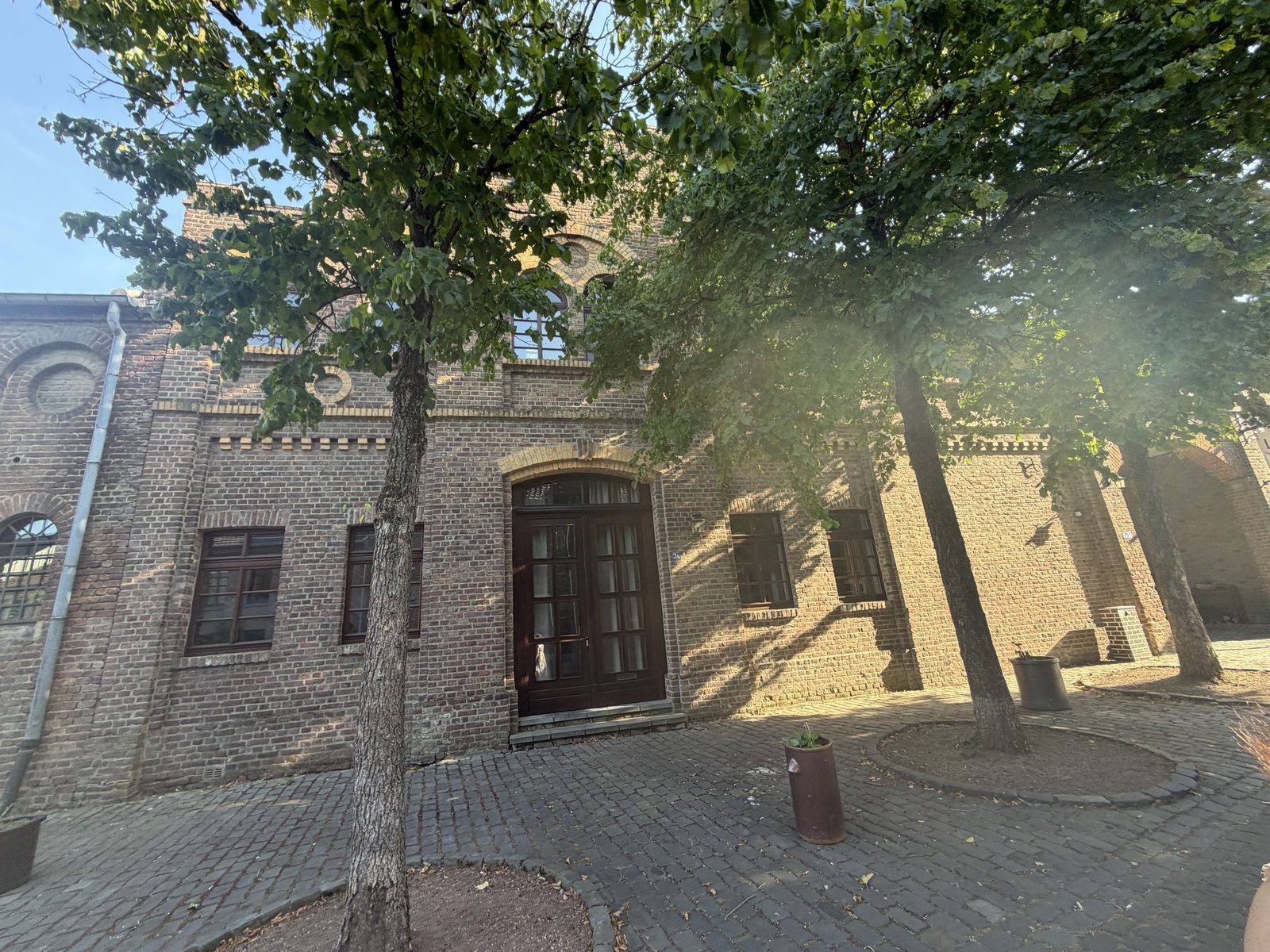 Altes Backsteingebäude mit Bäumen
