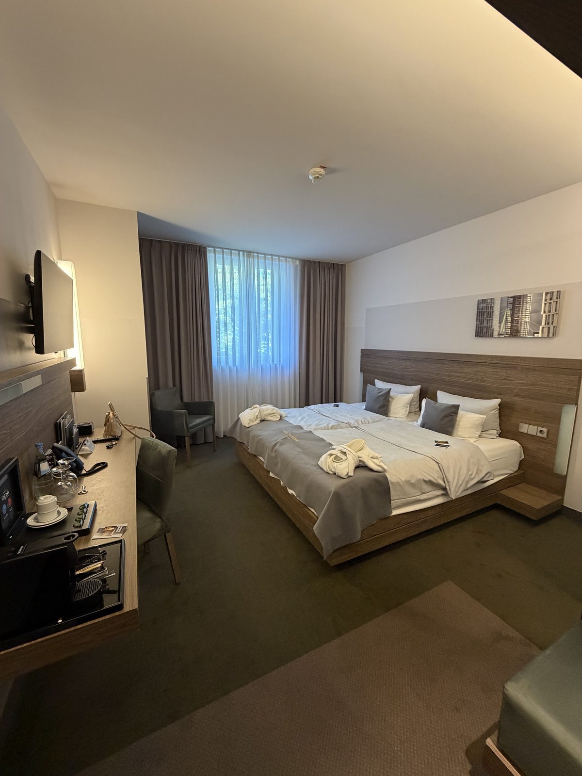 Auf dem Zimmer ist alles, wie erwartet selbst die Klimaanlage funktioniert nur keine Minibar, obwohl Kühlschrank funktioniert