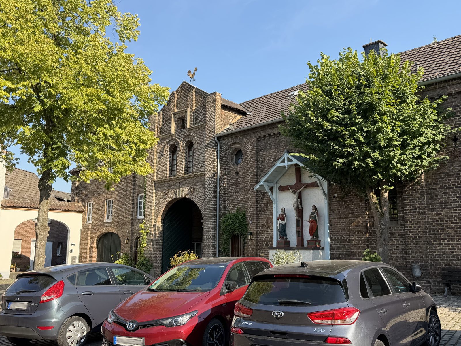 Historisches Torhaus mit Kreuzigungsgruppe Leider hält sich keiner daran, in der Altstadt nicht parken zu dürfen, daher können die Häuser noch so schön sein