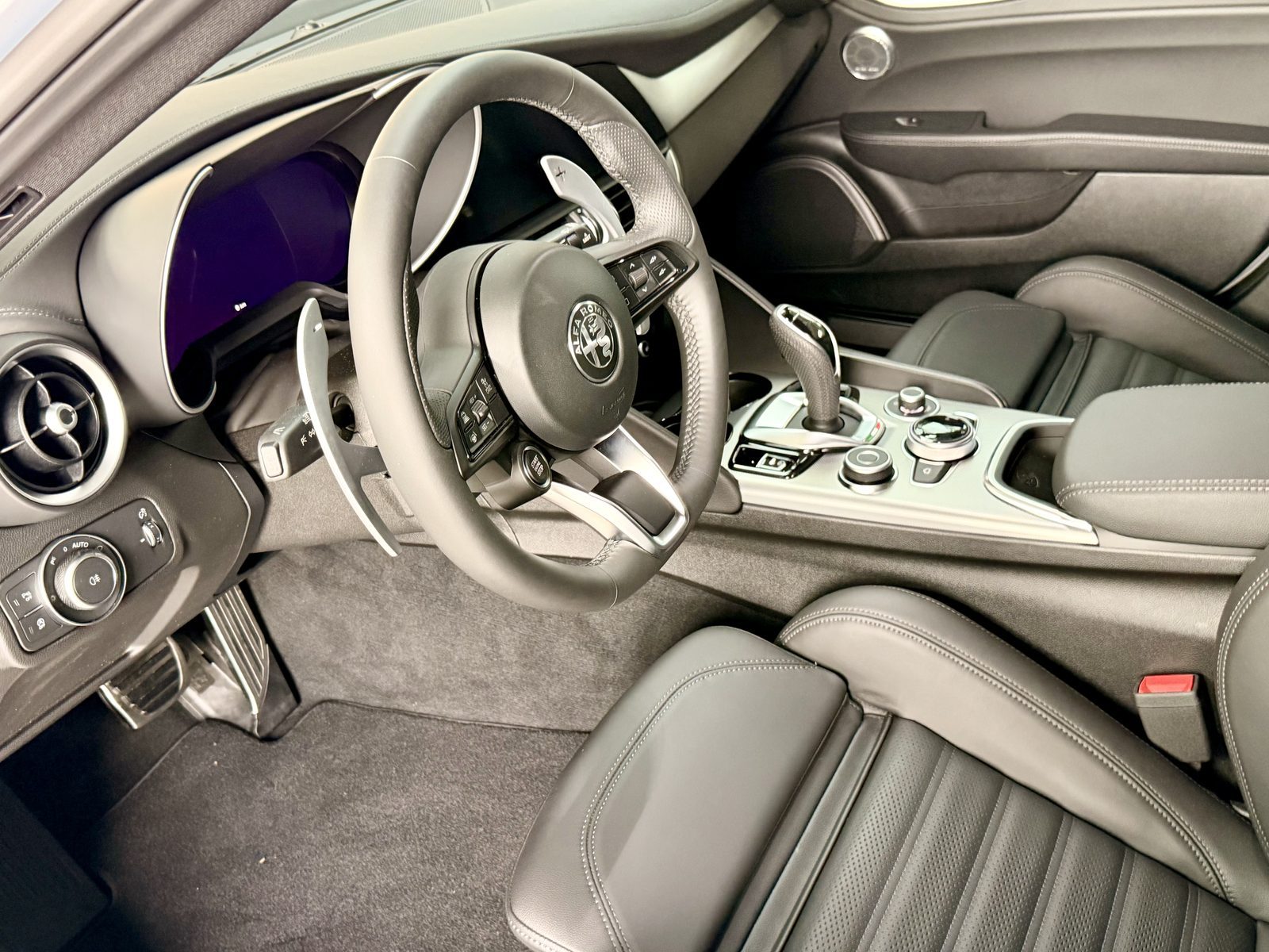 Modernes Alfa Romeo Interieur mit sportlichem Lenkrad