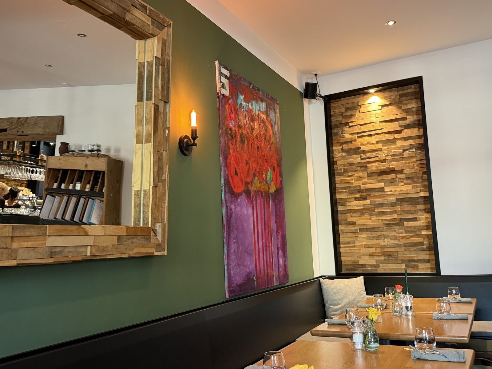 Gemütliches Restaurant mit Holzverkleidung und Kunst