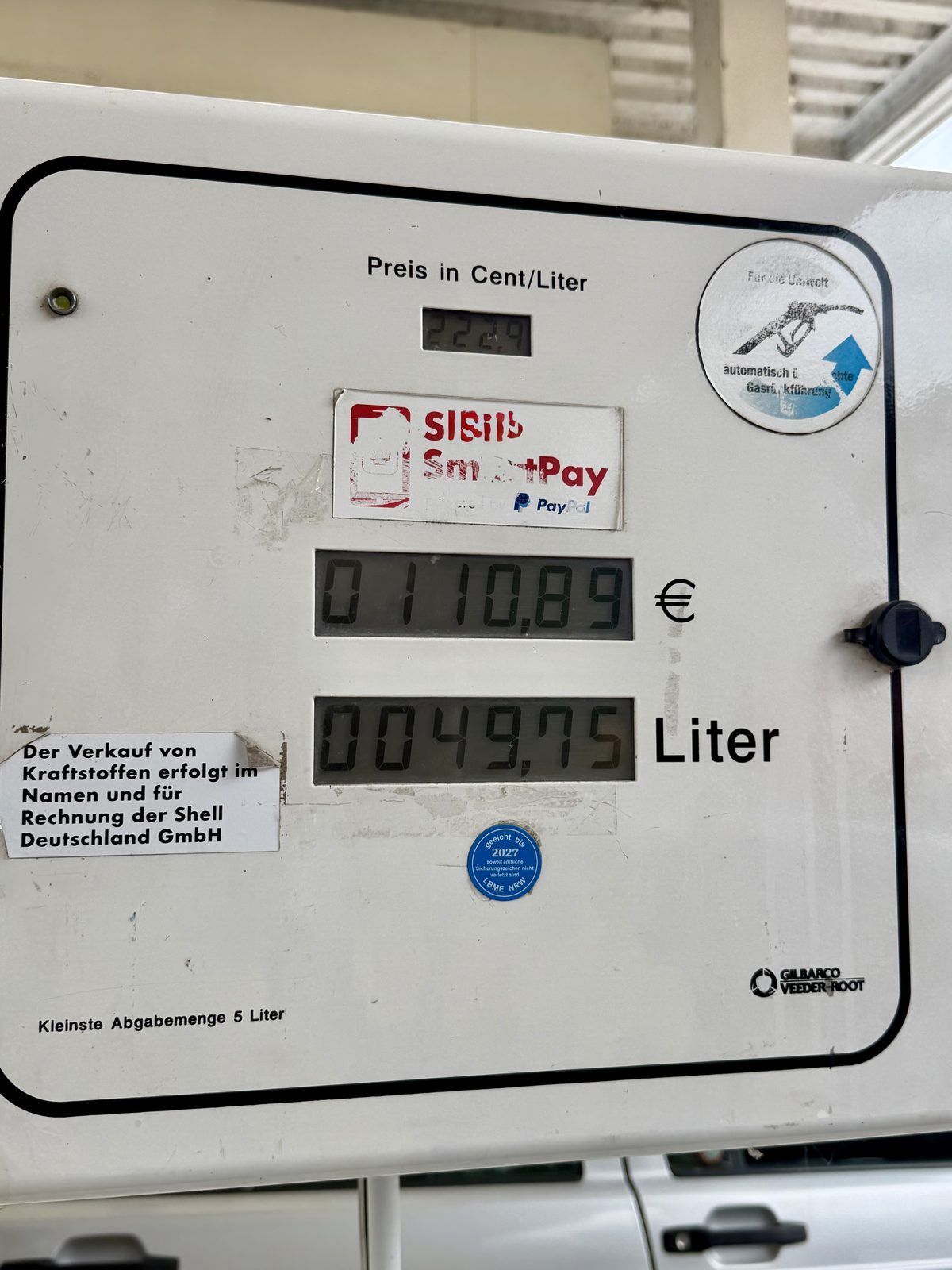Tankstelle mit Display und Preisanzeige