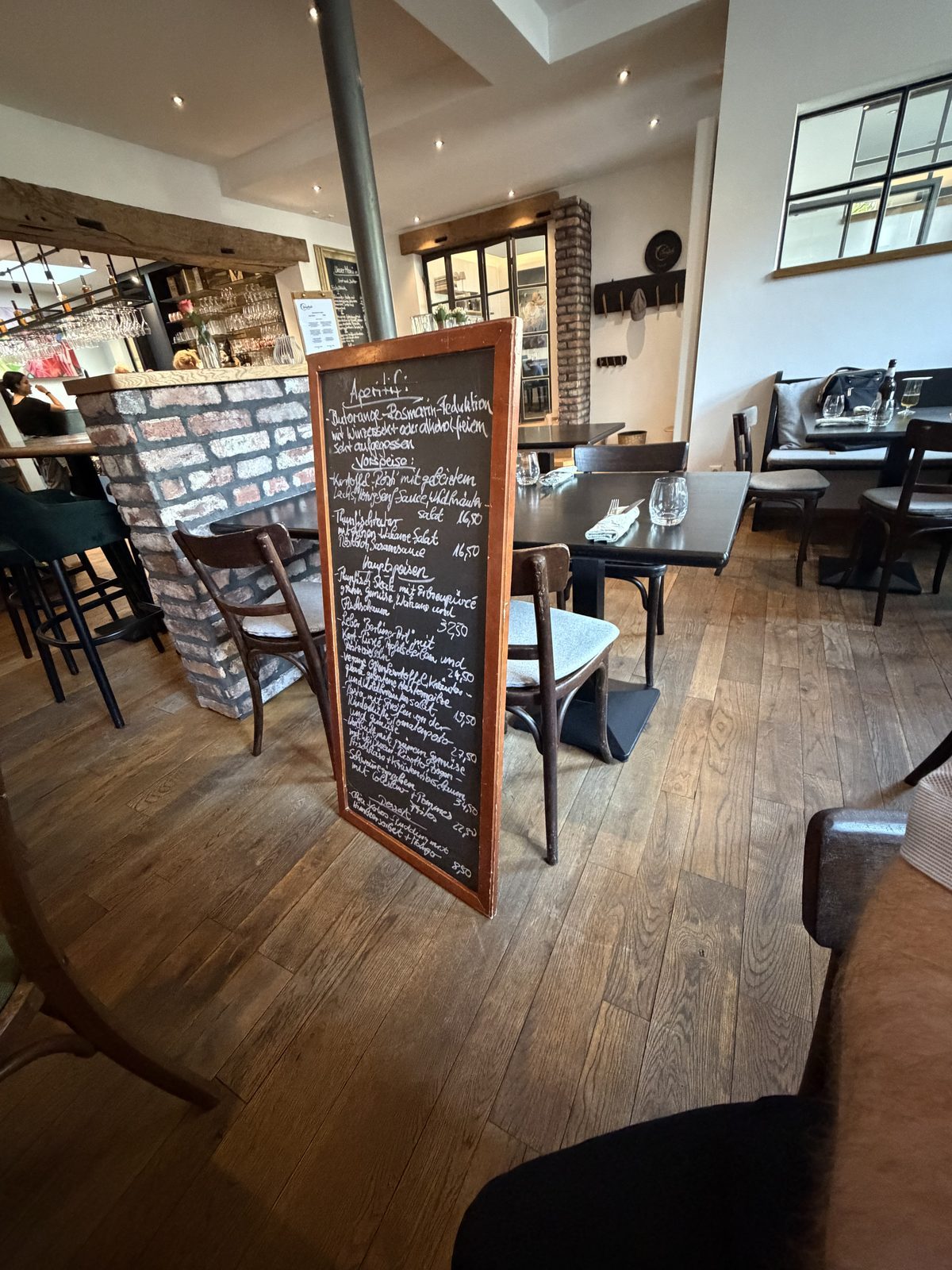 Klassisches Restaurant Christof's mit ausgewogener Tages Karte Tafel und Holzboden