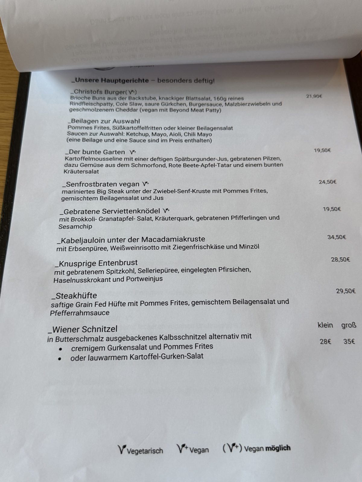 Menüblatt mit Hauptgerichten und Preisen Mit der Tageskarte wird die Auswahl richtig schwer, denn eigentlich hätte es für Carlexander die Entenbrust sein sollen