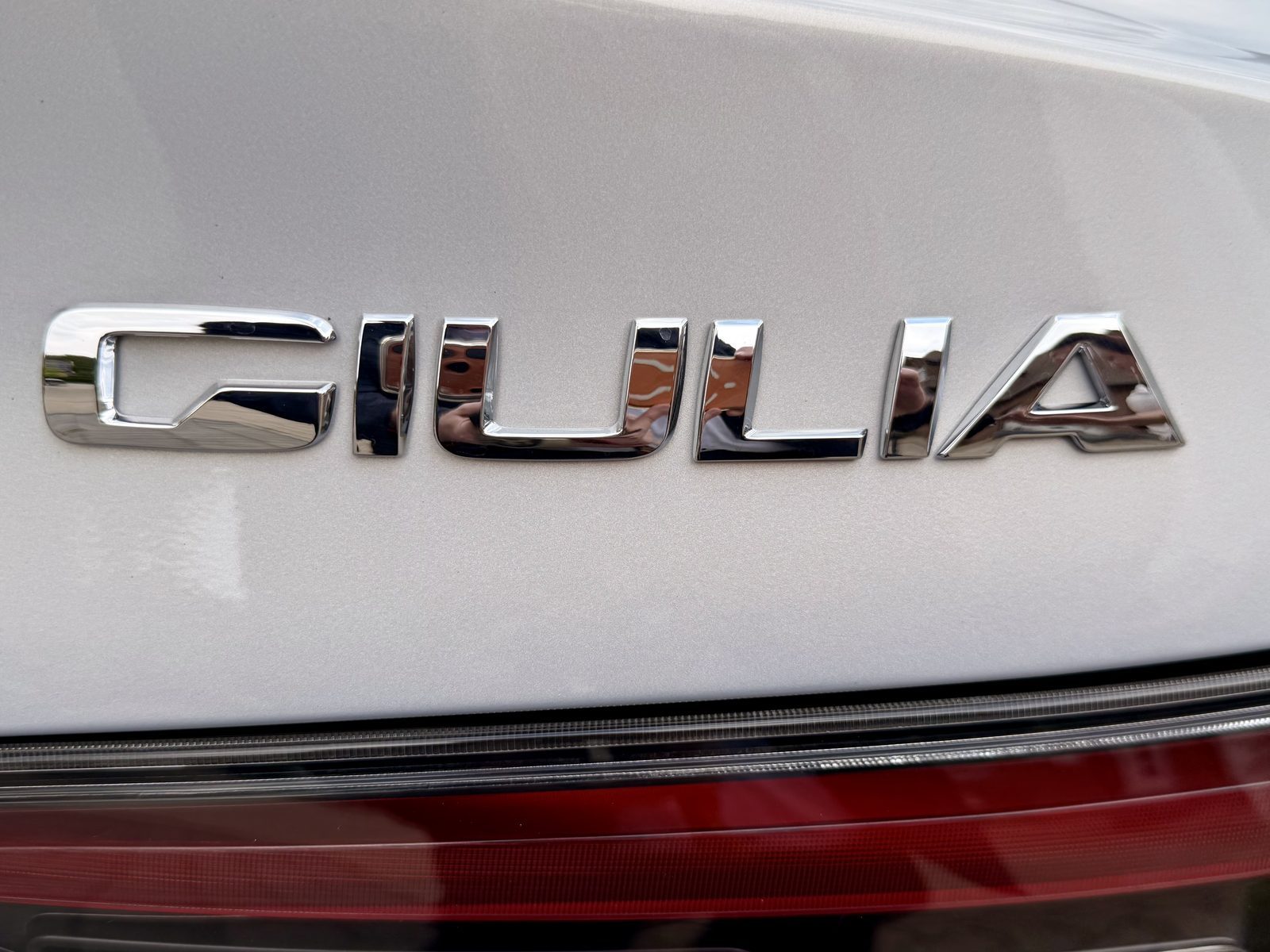 Silbernes Giulia Emblem reflektiert Sonnenlicht