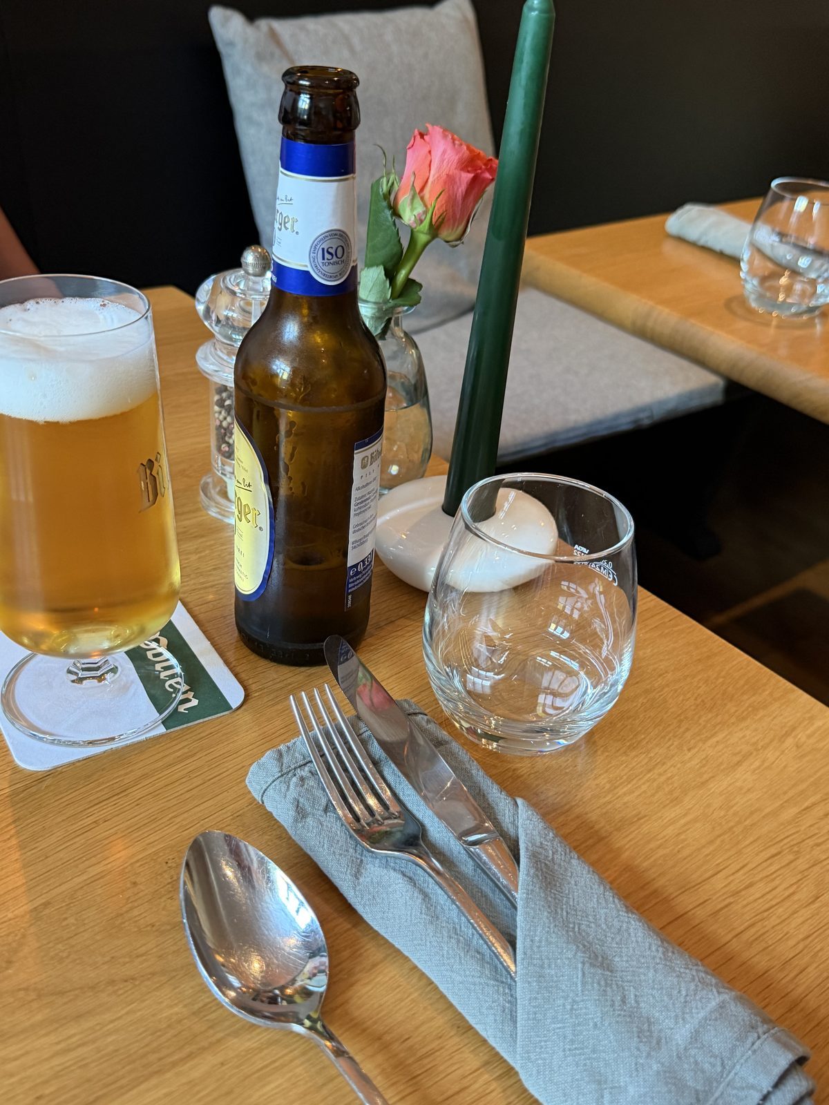Alkoholfreies Radler im Selbstbau und Besteck auf Holztisch