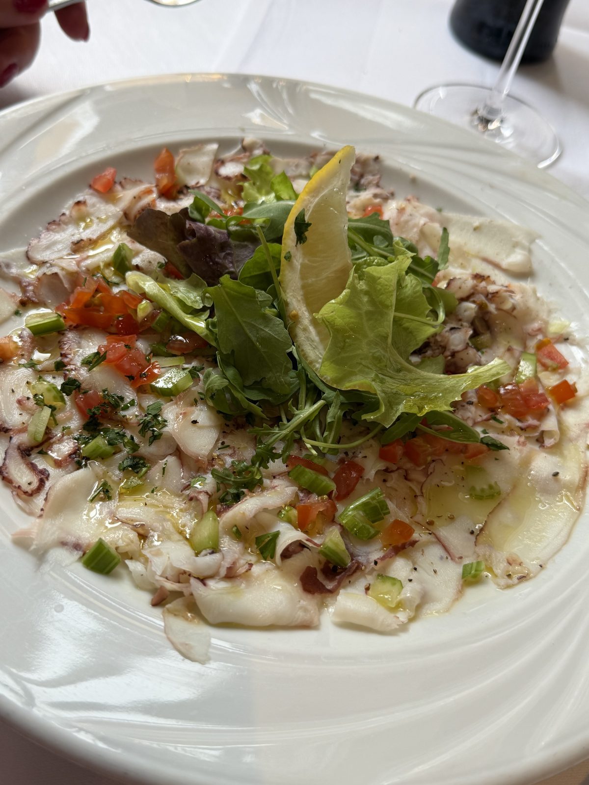 Während sich Briemma freudig über die Octopus Carpaccio her macht
