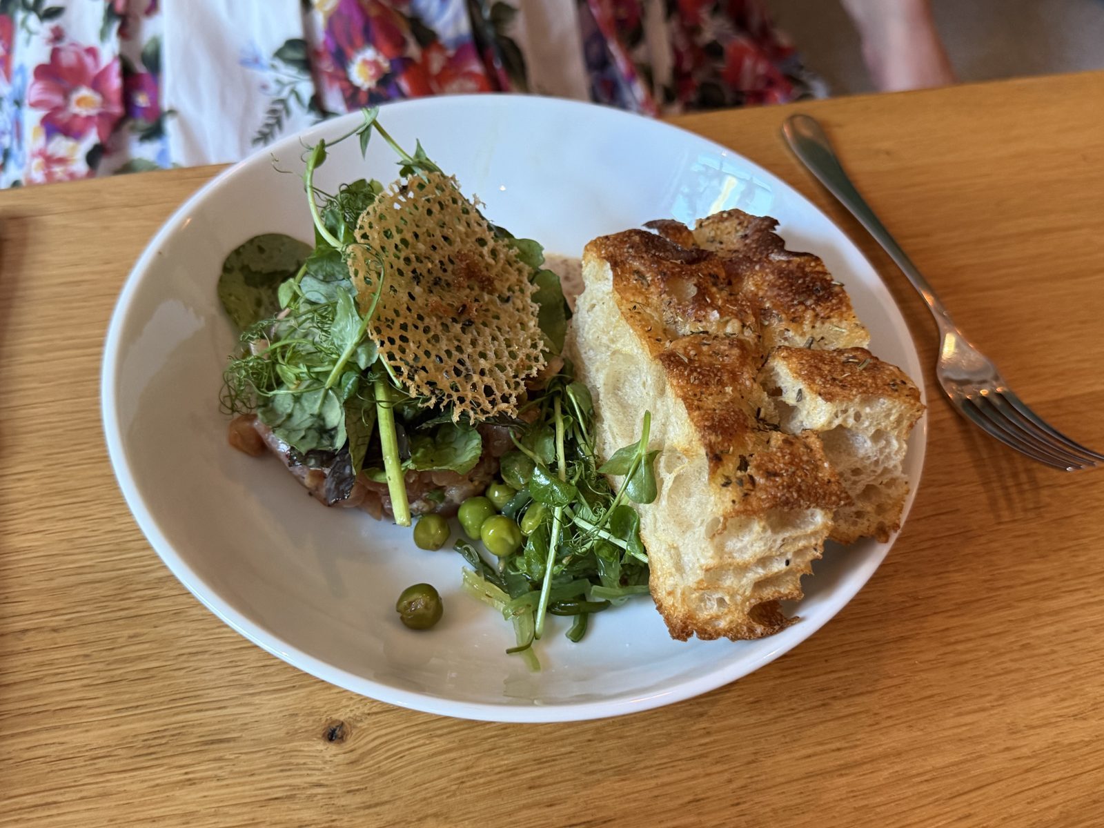 Thunfisch Tartar mit Wakamesalat mit Brot und grünen Erbsen