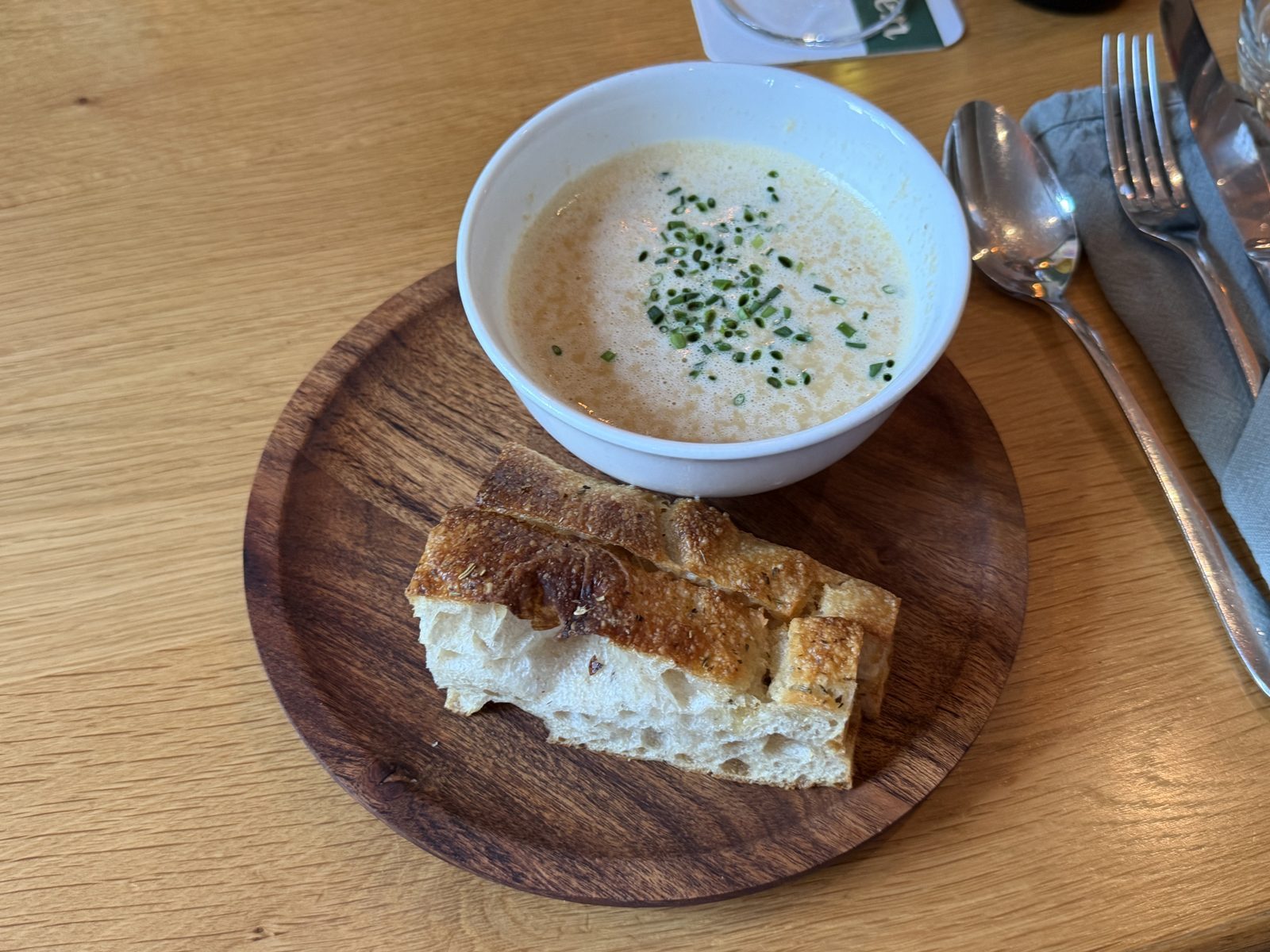 Pfifferlingschaumsüppchen mit Baguette auf Holzbrett für Carlexander und einem Löffelchen zum probieren für Briemma