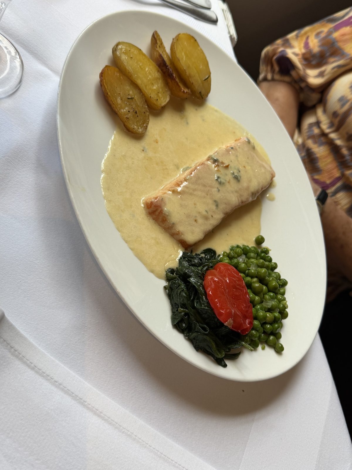 Mutti bleibt klassisch beim Lachs, der mit der Soße ja wieder viel zu viel ist, sagt Mutti: *Wer soll das alles essen und glauben die wir sind verhungert?*