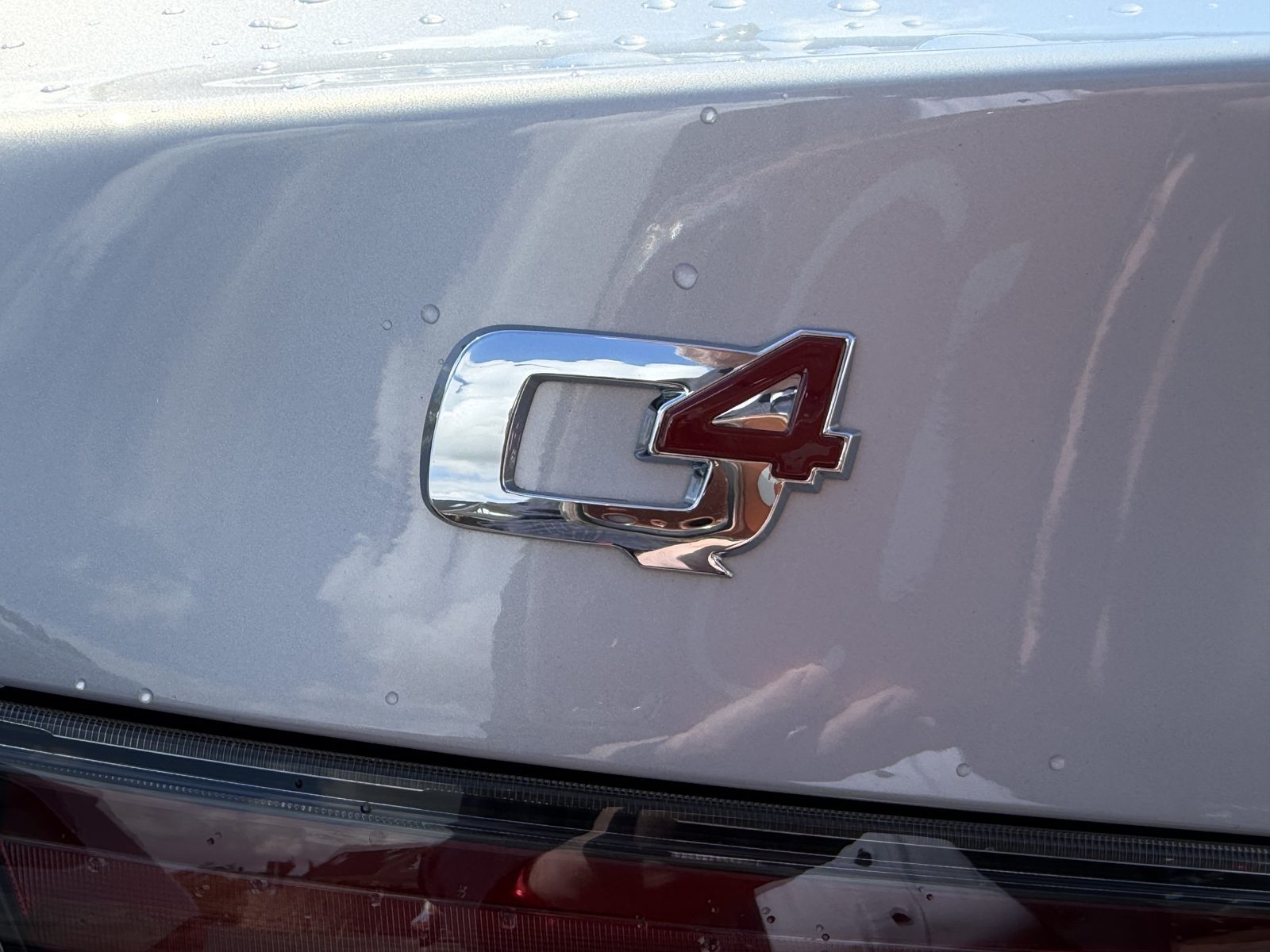 Scheinwerfer und Emblem einer Giulia