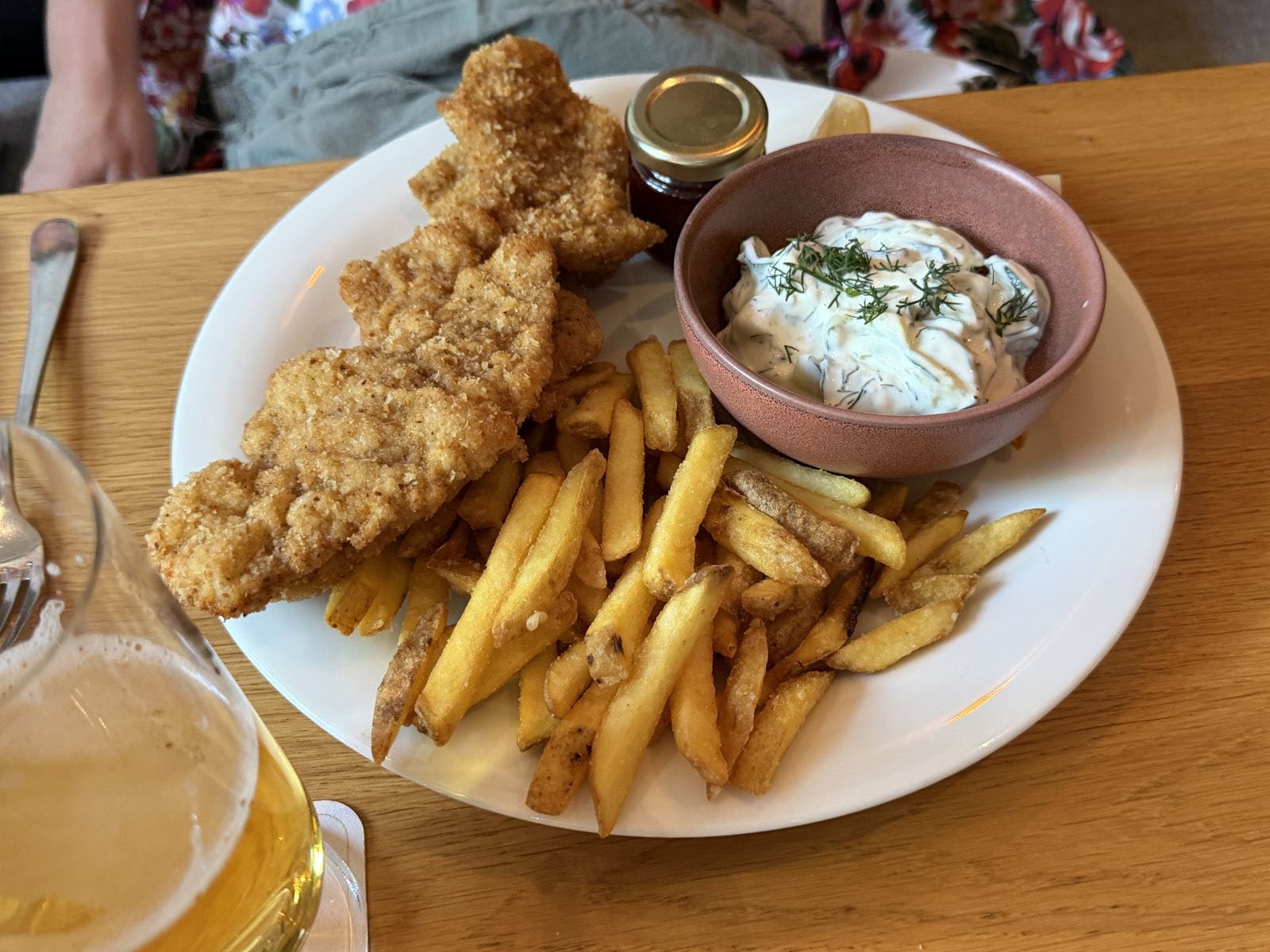 Wiener Schnitzel mit Pommes und Zitrone, sowie Gurkensalat
