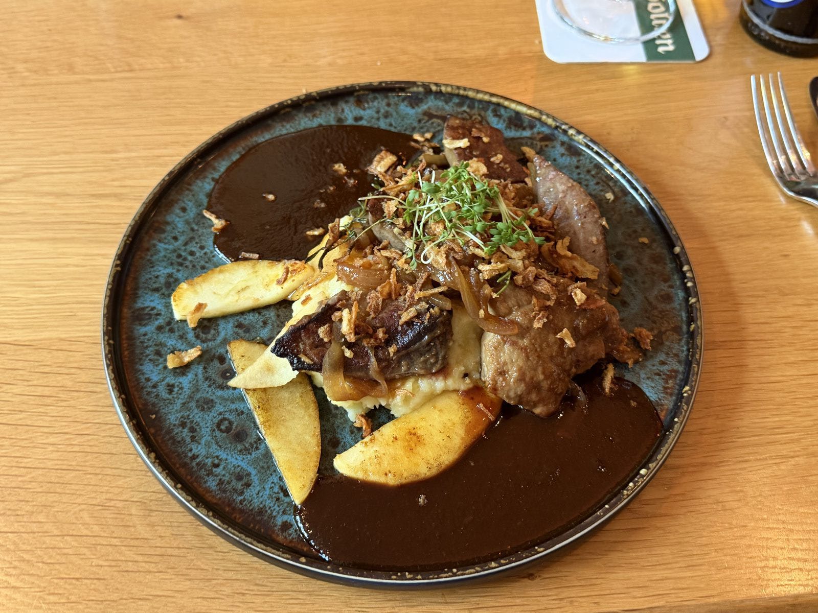 Leber "Berliner Art" mit Apfel und Kräutern auf Kartoffelpüree