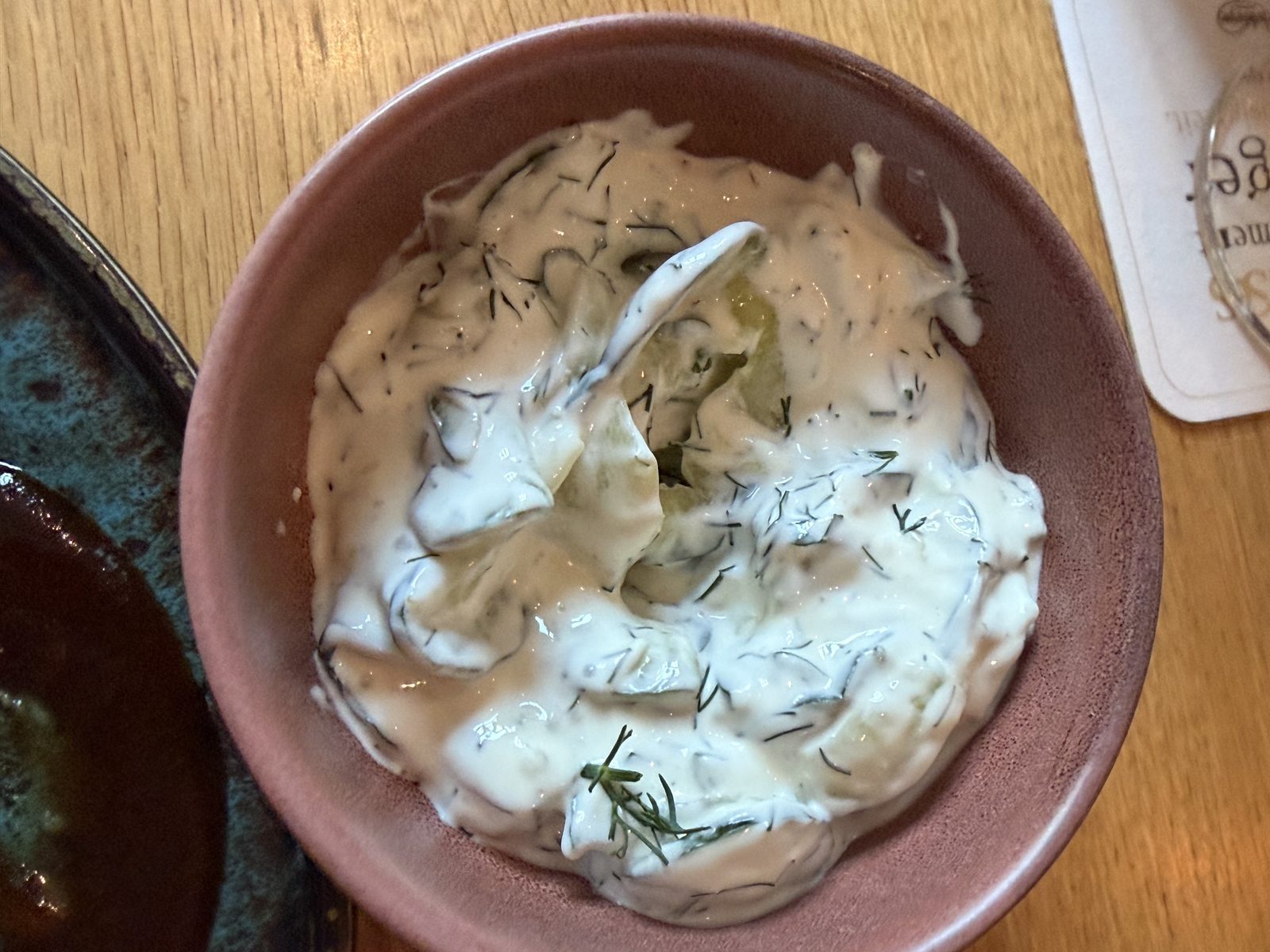 Gurkensalat mit Kräutern in Schüssel Ausgesprochen lecker