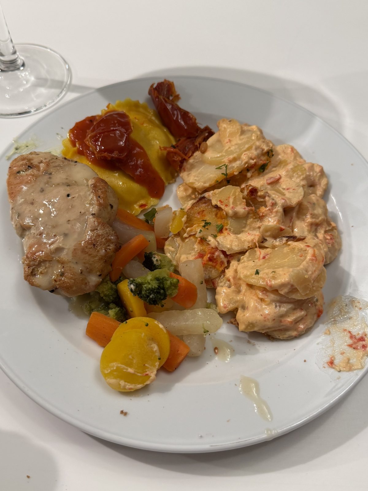 Aber auch die Hauptspeise liess nicht locker Ein Traum von Kartoffelgratin, Sautiertem Gemüse, Ravioli und Hühnchen in heller Soße