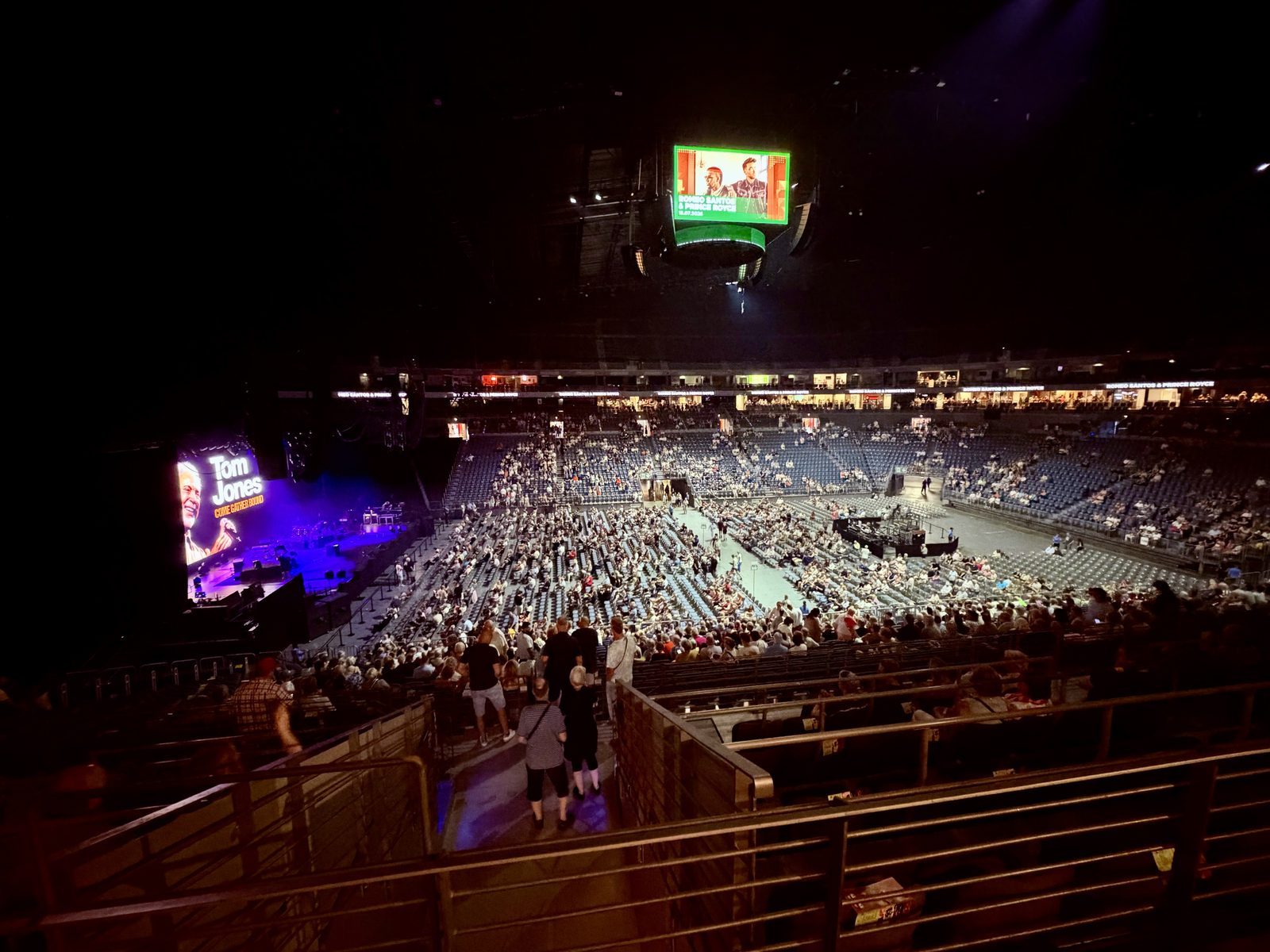 Die Arena ist nicht ganz ausgebucht, dennoch ist sie voll und füllt sich auch während des Anfangs