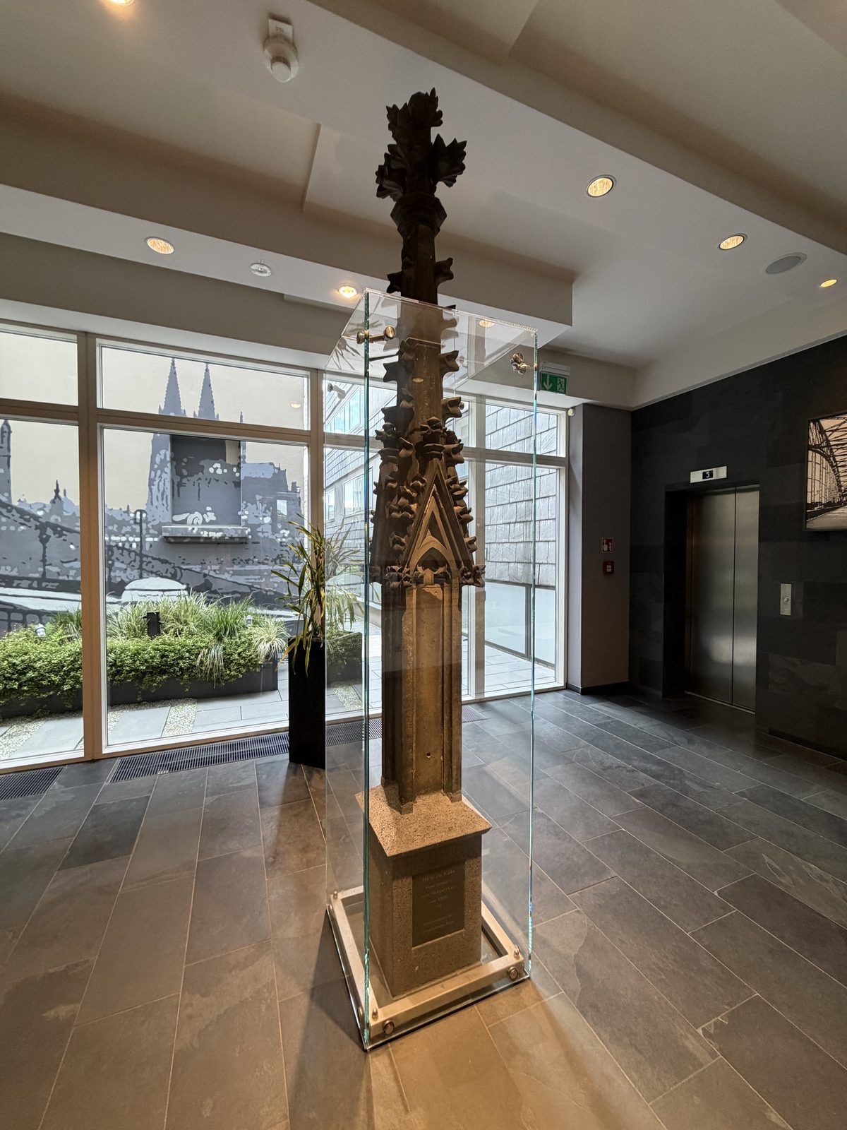 Im Hotel selber sind die verschiedensten Sachen ausgestellt, inklusive einer Original Spitze vom Kölner Dom