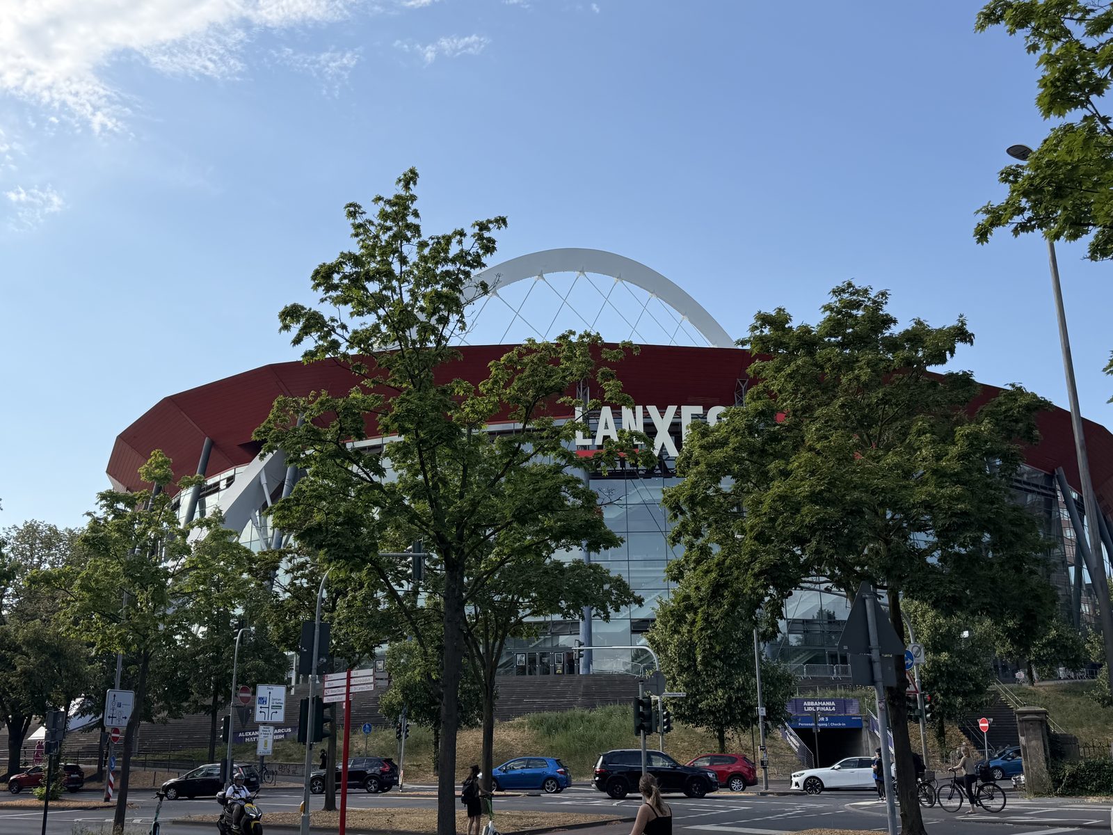 Nach dem Frischmachen, die Fahrt war chaotisch, dann der Weg über die Strasse zur LANXESS Arena