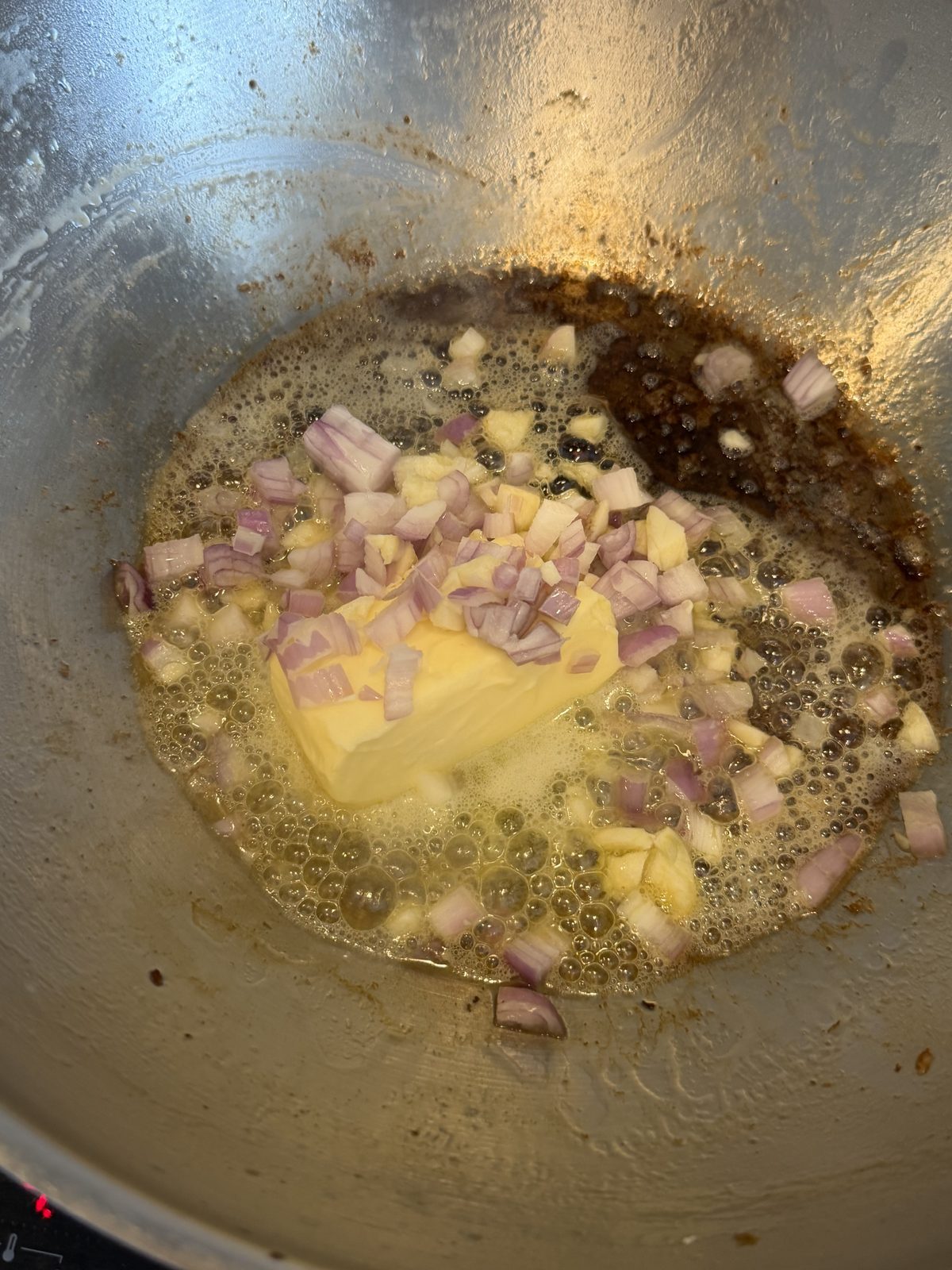Dann die Schalotten in einem rheinischen Geschmackswürfel, gennant Butter