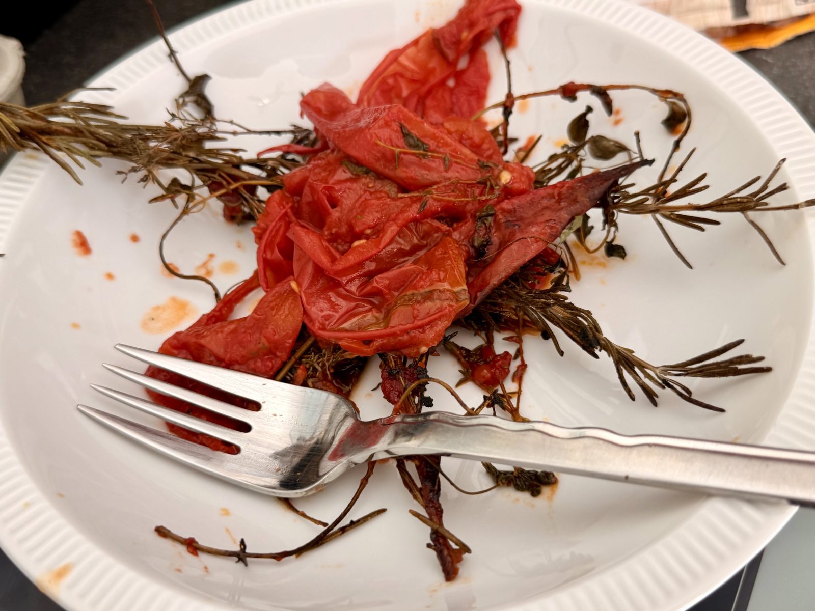 Gewürze entfernen und natürlich hätte die Haut der Tomaten vorher entfernt werden sollen