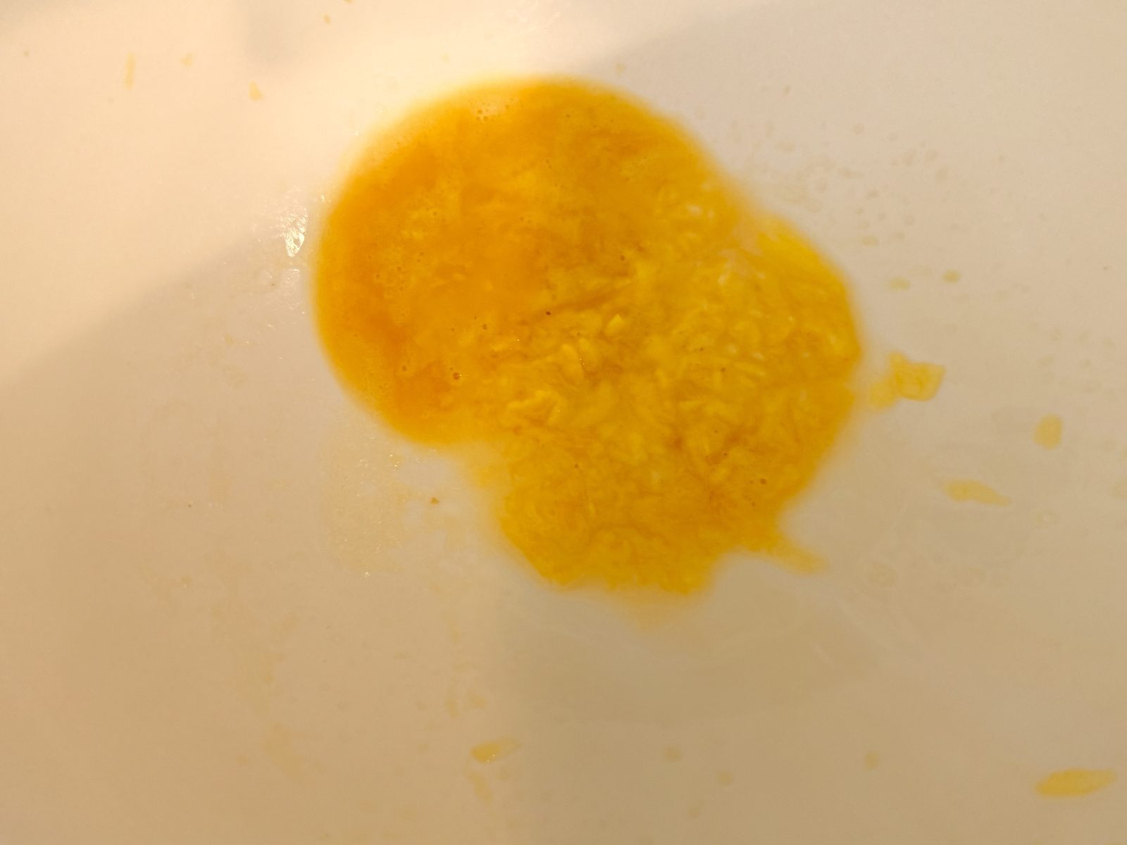 Die getrennte Kartoffelstärke in die Masse vermengen